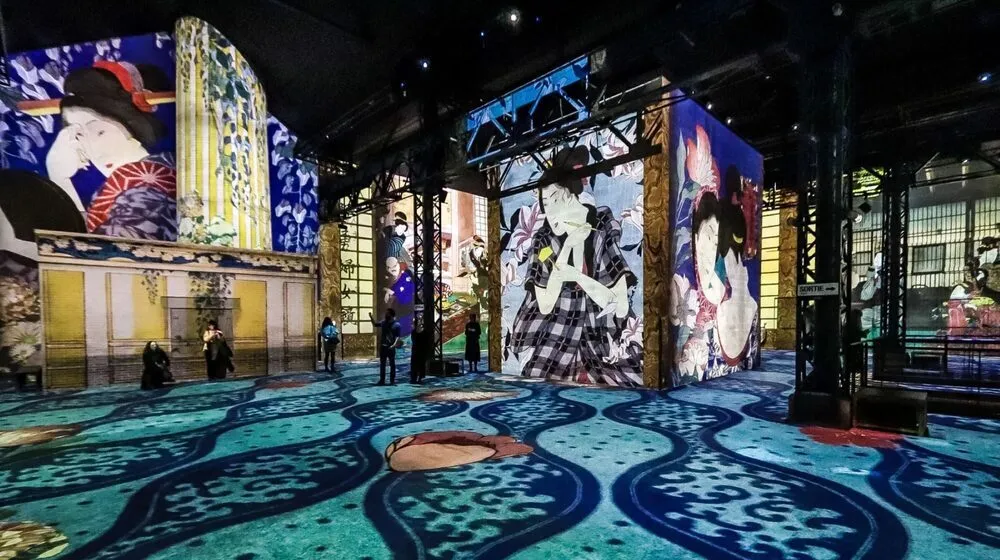 L'exposition "Van Gogh et le Japon" au musée d'Orsay explore l'influence des estampes japonaises sur les œuvres de Vincent van Gogh. Elle présente une collection de peintures, dessins, et lettres de Van Gogh, accompagnée des estampes japonaises qui ont inspiré l'artiste. Les visiteurs peuvent découvrir des installations immersives et participer à des ateliers thématiques. Cette exposition offre une perspective unique sur la fusion artistique entre l'Orient et l'Occident, mettant en lumière l'évolution stylistique de Van Gogh.